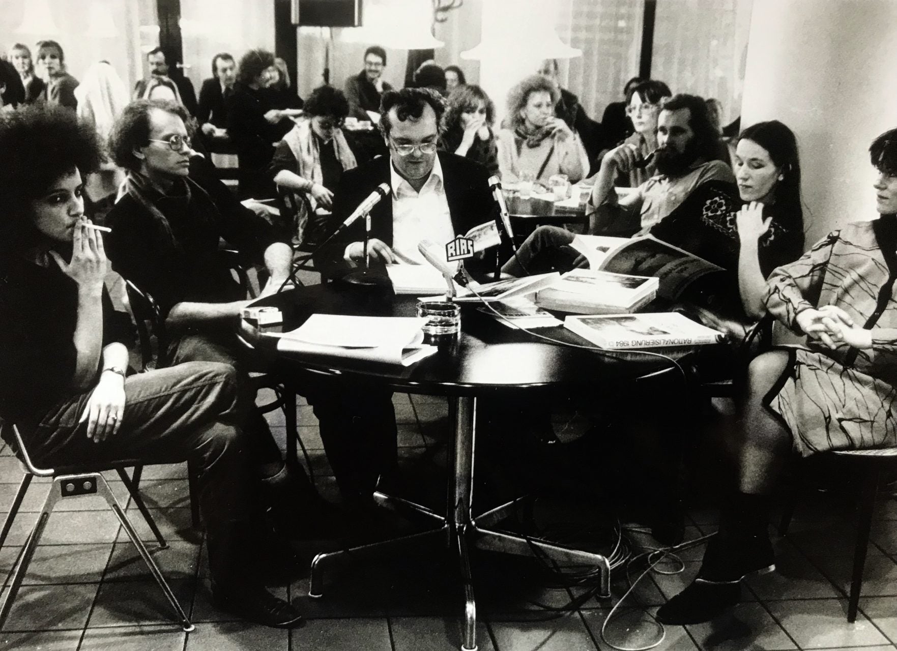 Besucher diskutieren in der Staatlichen Kunsthalle Berlin bei einer Ausstellung zeitgenössischer Kunst, symbolisch für den kulturellen und gesellschaftlichen Austausch in West-Berlin